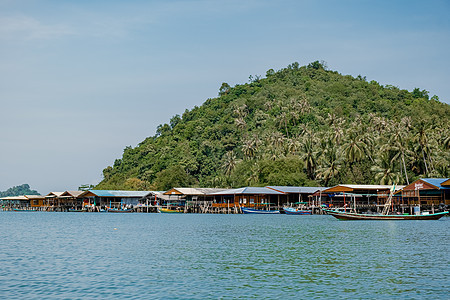 泰国春蓬省2020 年 1 月 渔船和水面上的小木屋 Koh Phitak 是泰国的传统渔村海景海滩海浪渔民棕榈海洋假期渔夫木船图片