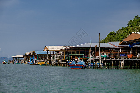 泰国春蓬省2020 年 1 月 渔船和水面上的小木屋 Koh Phitak 是泰国的传统渔村渔夫木船海滩海景假期房子旅游港口阳光图片
