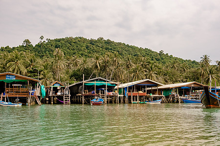 泰国春蓬省2020 年 1 月 渔船和水面上的小木屋 Koh Phitak 是泰国的传统渔村尾巴海岸棕榈运输海滩海洋港口旅游渔民图片