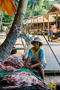 泰国春蓬省2020 年 1 月 渔船和水面上的小木屋 Koh Phitak 是泰国的传统渔村海洋海滩旅行渔民村庄天空棕榈运输旅游图片