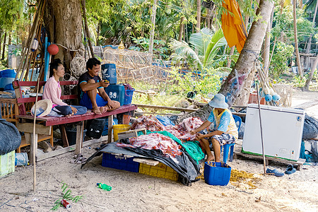 泰国春蓬省2020 年 1 月 渔船和水面上的小木屋 Koh Phitak 是泰国的传统渔村阳光海浪热带运输渔夫海景村庄尾巴旅游图片