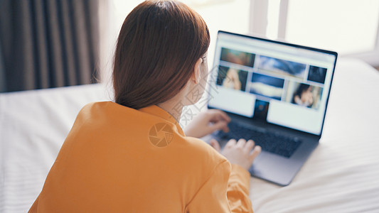 睡在卧室里的女人躺在床上 在笔记本电脑通讯技术面前水平微笑商业头发互联网女士女性电子邮件成人棕色图片