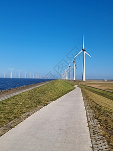 湖旁的风车村侵扰性风力厂技术涡轮能源力量电气天空海洋场地生态公园图片