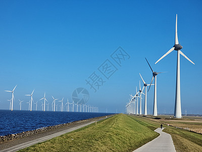 湖旁的风车村侵扰性风力厂力量生产涡轮涡轮机发电机生态能源技术蓝色天空图片