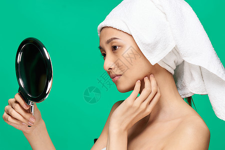 亚洲长相的女人 头上戴着毛巾 裸露的肩膀照镜子皮肤美容师护理温泉浴室成人镜子化妆品打扫女士图片