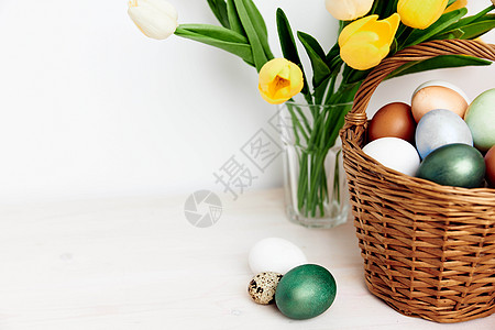 花瓶和复活节鸡蛋中的黄色郁金香图片