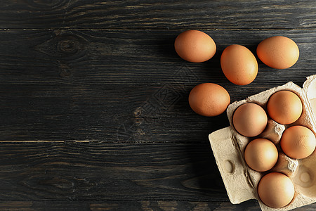 木背景 文字空间的箱式鸡蛋盒中的鸡蛋包装桌子盒子早餐产品养老金营养食物自然纸板背景