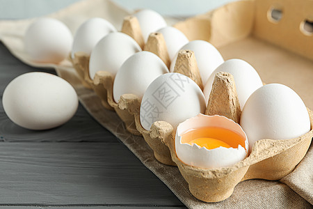 木制桌 文字空间和闭合用纸箱盒装鸡蛋中的白鸡蛋食物桌子销售美食产品蛋黄饮食宏观纸盒工作室图片