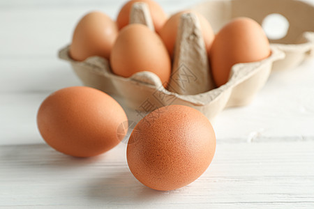 白色背景 文字空间和剪接的纸箱盒装鸡蛋中的棕色鸡蛋母鸡食物早餐纸盒桌子蛋黄烹饪斑点生活工作室图片