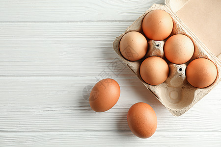 白色背景 文字空间和顶视图的纸箱盒装鸡蛋中的棕色鸡蛋图片