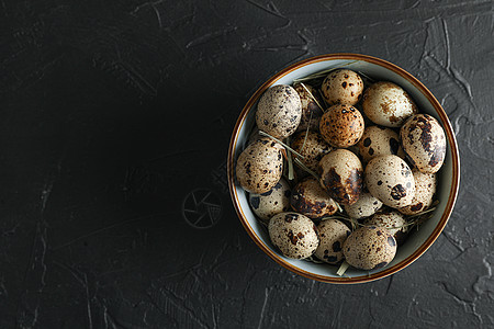 黑背景 文字空间和顶视图上碗中的许多蛋鹌鹑农场早餐食物假期宏观纸盒盘子美食动物图片