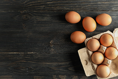 鸡蛋包装木背景 文字空间的箱式鸡蛋盒中的鸡蛋产品木头母鸡杯子农场纸盒团体饮食食物桌子背景
