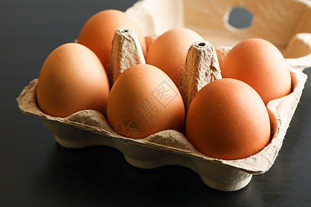 鸡蛋包装黑背景 文字空间的箱式鸡蛋盒中的鸡蛋养老金纸板饮食农场食物产品营养团体家禽母鸡背景