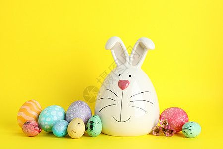 彩色背景上的装饰兔子和复活节鸡蛋团体风格假期食物耳朵蓝色橙子季节庆典传统图片