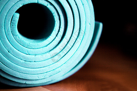 瑜伽和普拉提的垫子卷在地板上活力地面减肥软垫闲暇训练活动蓝色个性有氧运动图片