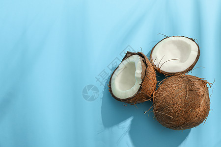 2个椰子 其中1个在颜色背景上分裂水泥团体食物叶子热带可可棕榈木头假期木材图片