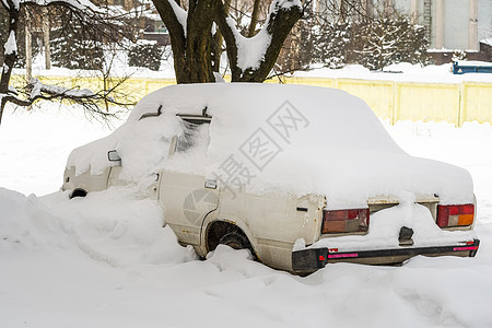 暴风雪过后的城市街道 汽车被困在冰雪之下 车辆被埋在路上的雪堆中 冬天大雪过后的停车场 未清洁的道路 破纪录的降雪量情况风暴冻结图片