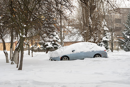 暴风雪过后的城市街道 汽车被困在冰雪之下 车辆被埋在路上的雪堆中 冬天大雪过后的停车场 未清洁的道路 破纪录的降雪量气旋预报人行图片