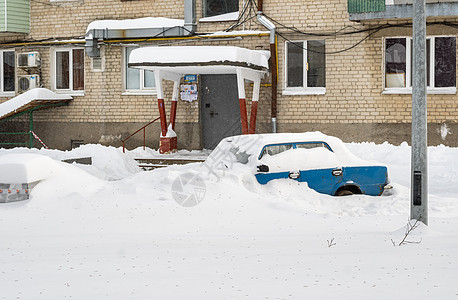 暴风雪过后的城市街道 汽车被困在冰雪之下 车辆被埋在路上的雪堆中 冬天大雪过后的停车场 未清洁的道路 破纪录的降雪量情况人行道封背景图片