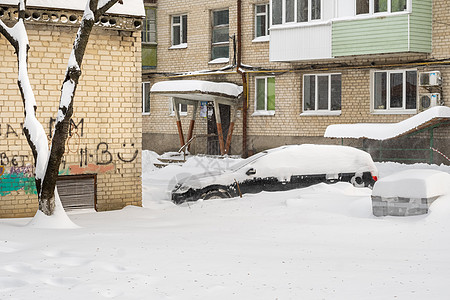 暴风雪过后的城市街道 汽车被困在冰雪之下 车辆被埋在路上的雪堆中 冬天大雪过后的停车场 未清洁的道路 破纪录的降雪量危险交通风暴图片