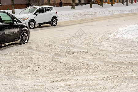 暴风雪过后的城市街道 汽车被困在冰雪之下 车辆被埋在路上的雪堆中 冬天大雪过后的停车场 未清洁的道路 破纪录的降雪量天气灾难风暴图片