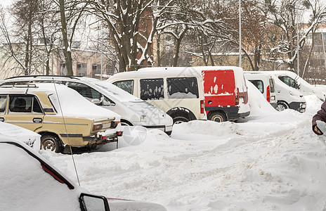暴风雪过后的城市街道 汽车被困在冰雪之下 车辆被埋在路上的雪堆中 冬天大雪过后的停车场 未清洁的道路 破纪录的降雪量冻结气旋交通图片