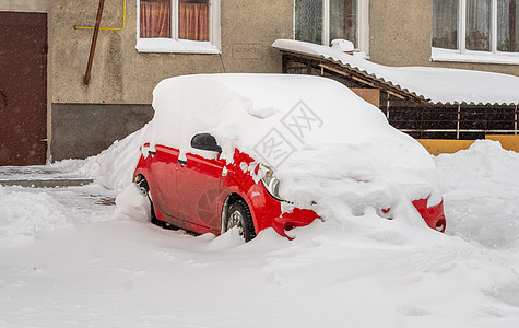 暴风雪过后的城市街道 汽车被困在冰雪之下 车辆被埋在路上的雪堆中 冬天大雪过后的停车场 未清洁的道路 破纪录的降雪量城市街道地面图片