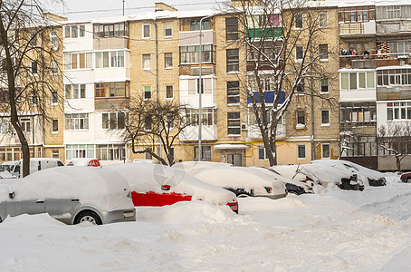 暴风雪过后的城市街道 汽车被困在冰雪之下 车辆被埋在路上的雪堆中 冬天大雪过后的停车场 未清洁的道路 破纪录的降雪量街道交通冻结背景图片
