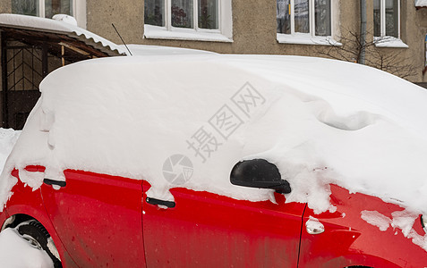 暴风雪过后的城市街道 汽车被困在冰雪之下 车辆被埋在路上的雪堆中 冬天大雪过后的停车场 未清洁的道路 破纪录的降雪量封锁冻结天气图片