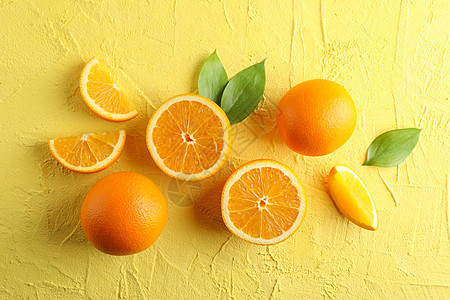 平面结构 有成熟的橙子和颜色背景上的叶子桌子水果作品饮食蓝色排毒树叶情调异国热带图片