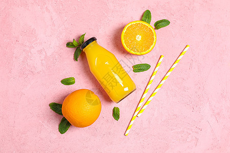 平面成份 包括橙子 管子 瓶中橙汁和彩色底料薄荷 文字空间热带排毒情调树叶饮食水果桌子液体果汁作品背景图片
