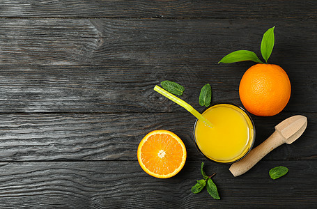 平躺式组合物 配有新鲜橙汁 木制榨汁机 薄荷和橙子 木质背景 顶视图和文字空间 新鲜的天然饮料和水果果汁桌子营养食物作品异国饮食图片