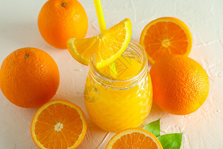 玻璃罐 有新鲜的橙汁和管子 白底橘子 特制品 新鲜天然饮料图片