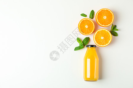 平铺组合物 在瓶装橙子中加入橙汁 在白色背景空间上加入薄荷 供文本使用 柑橘类饮料和水果团体排毒销售木头榨汁机果汁棕榈作品食物瓶图片