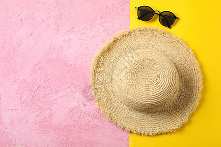 文本和顶视图的两个色调背景空间上的草帽和太阳镜 暑假背景图片