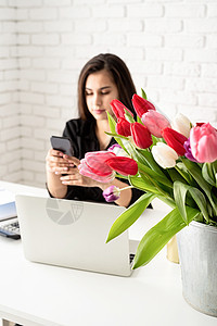 在办公室工作 在电话上交流花店 专注花朵的鲜花 (单位 千美元)图片