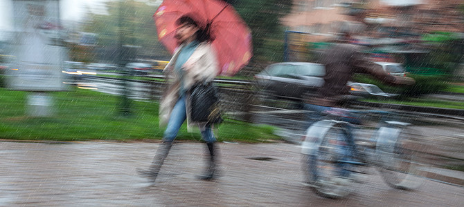 城里的雨天城市雨衣生活季节冷藏反射天气街道行人运动图片