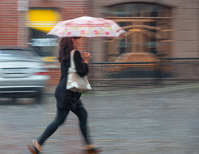 雨天人们在街上走着冷藏天气季节风暴女孩城市路面行人场景生活图片