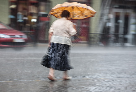 雨天人们在街上走着城市天气人行道街道女士冷藏路面季节运动淋浴图片