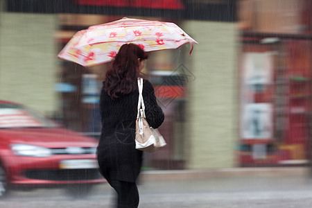 雨天人们在街上走着场景人行道天气路面街道淋浴生活行人女士风暴图片