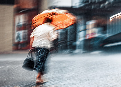 雨天人们在街上走着女性风暴行人天气人行道生活城市街道季节运动图片