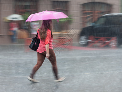 雨天人们在街上走着街道路面人群城市人行道冷藏运动行人季节风暴图片