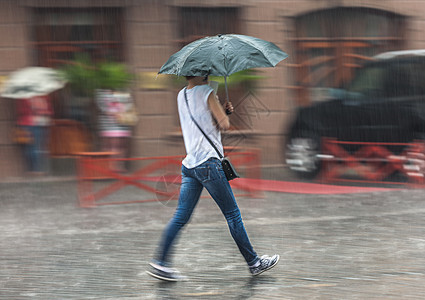 雨天人们在街上走着行人水坑风暴天气生活街道人行道场景运动路面图片