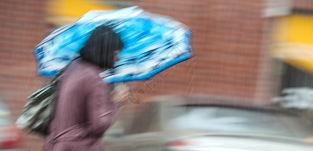 城市暴雨生活风暴场景冷藏行人街道人行道季节淋浴路面图片