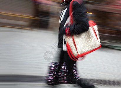 走在街上的女人速度运动生活人群商务商业团体城市街道场景图片