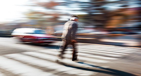 斑马过境点的危险情况城市事故汽车分数运输运动行人街道男人跑步图片