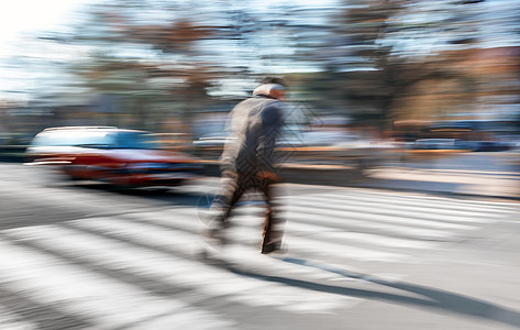 一名老人在街上走过横行道人行道线条街道斑马人群行动汽车危险跑步安全图片