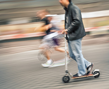 人骑摩托车 一对在街上跑来跑去车轮生态道路运动速度城市男生骑士跑步街道图片