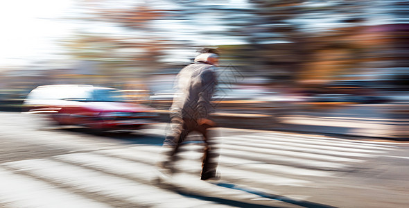斑马过境点的危险情况城市汽车跑步人群线条生活驾驶运动男人交通图片