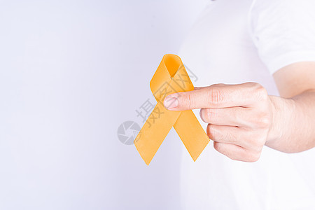 世界肾日 手握橙色丝带 了解肾病 在胸前孤立的白色背景上捐款世界器官帮助保险药品癌症研究机构病人图片